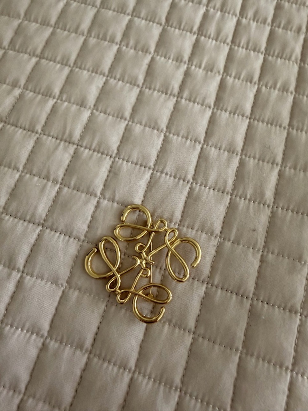 Gold-Tone Decorative Women's Brooch - Elegant Swirl Design
